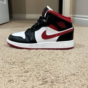 Jordan 1 mid Gym Red Black White
